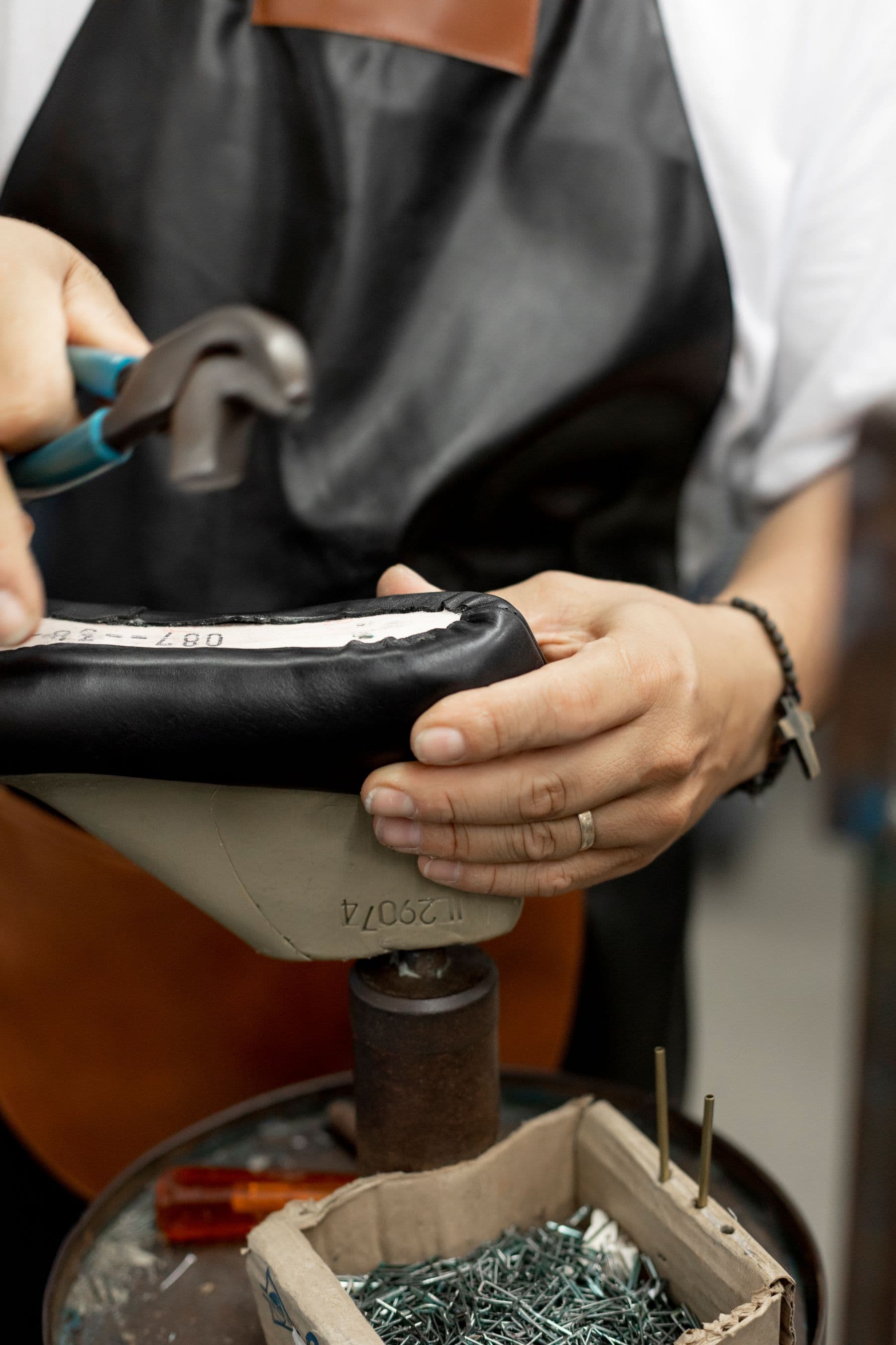 Lavorazione manuale di una scarpa sul banco