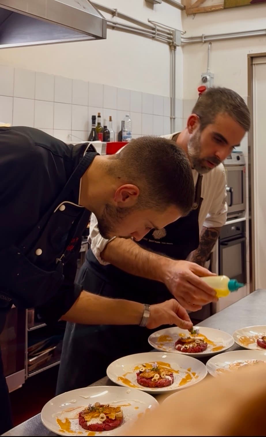 Giuseppe Presta mentre impiatta in cucina