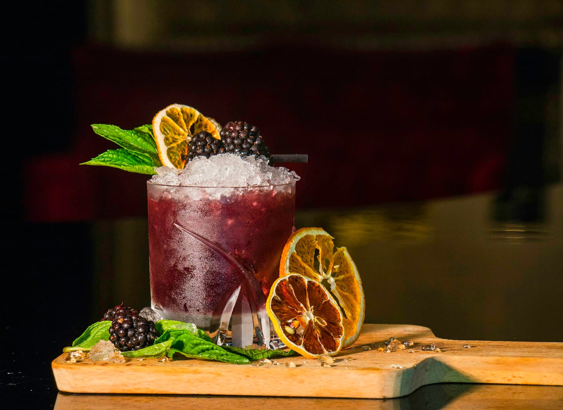 Dettaglio di un cocktail con frutta e ghiaccio